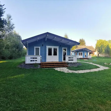 Caloroczny Na Wylacznosc Niebieska Osada Nad Gorskim Potokiem *