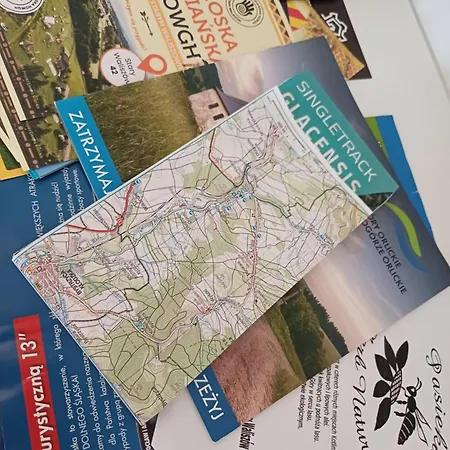 Caloroczny Na Wylacznosc Niebieska Osada Nad Gorskim Potokiem