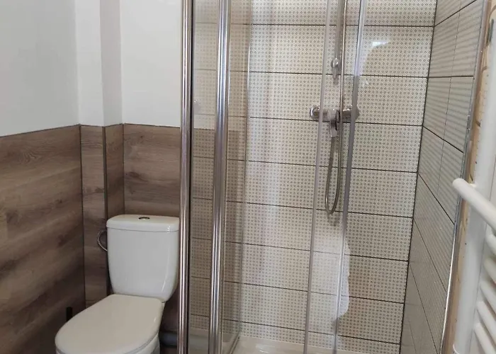 Caloroczny Na Wylacznosc Niebieska Osada Nad Gorskim Potokiem